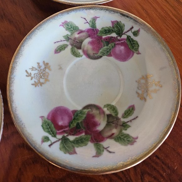 Set of 5 decorative iridescent/pearlescent fruit plates with gold-toned details - Picture 5 of 8